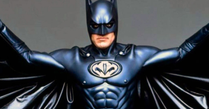 Subastan el traje de Batman de ‘Batman & Robin’ con todo y sus “batipezones”