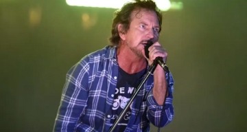 Video: Eddie Vedder expulsa a fan de un concierto de Pearl Jam por violento