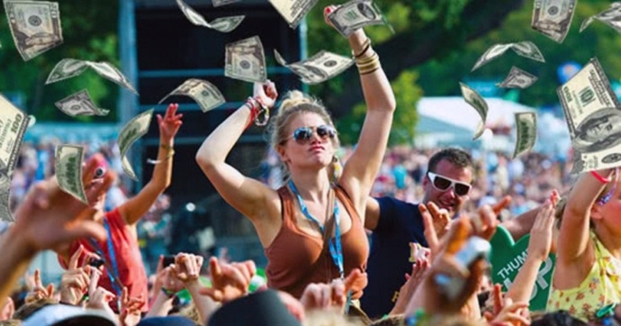 Fans que vayan a festivales en España deberán probar que pueden gastar €100 euros al día
