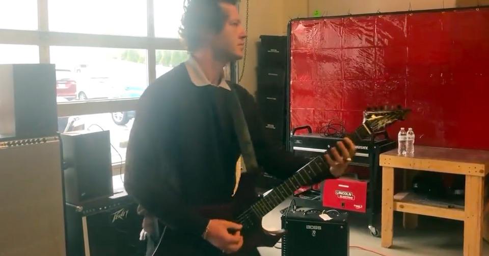 Metallica: Actor de ‘Stranger Things’ se aprendió “Master of Puppets” en la guitarra