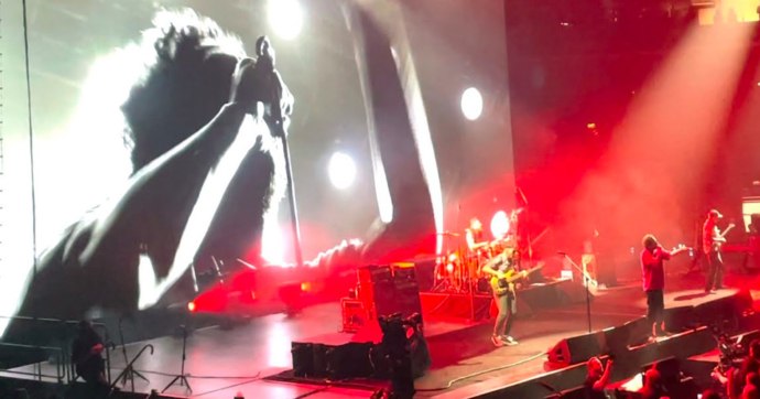 Zack de la Rocha se lesiona la pierna durante concierto de Rage Against the Machine