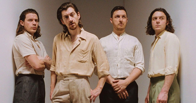 ¡La espera terminó! Arctic Monkeys estrenan la nueva canción “There’d Better Be A Mirrorball”