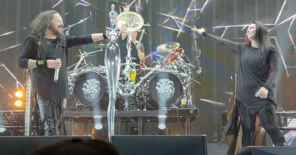 Korn toca "Freak On a Leash" en vivo con Amy Lee de Evanescence