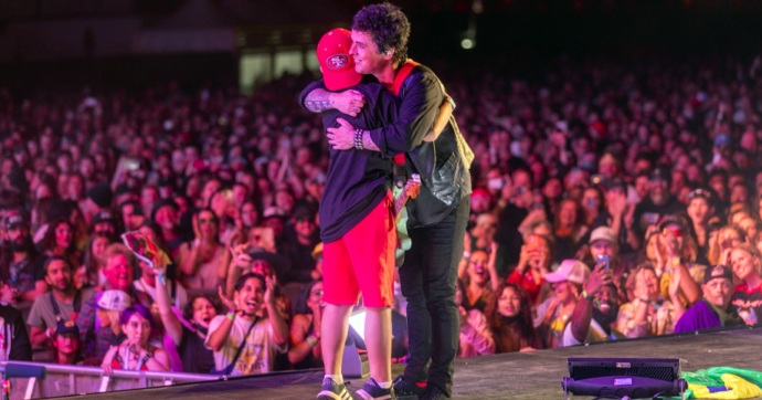 Green Day sube al escenario a niño de 10 años para cumplir su sueño de tocar con la banda