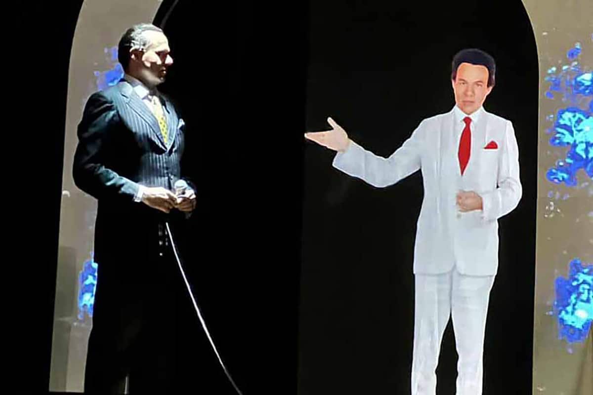 José José volvió a los escenarios en forma de holograma y cantó junto a su hijo José Joel