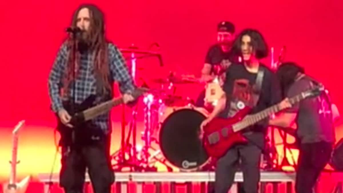 Mira a “Head” de Korn tocar clásicos de Korn en una preparatoria de Arizona