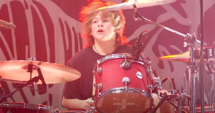 ¡Rifadísimo! El hijo de Taylor Hawkins de 16 años tocó “My Hero” con Foo Fighters en la batería