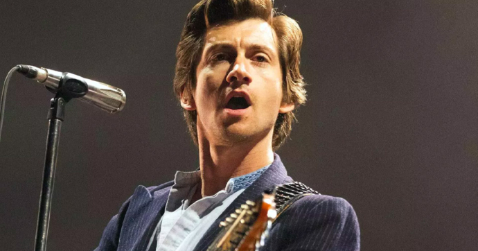 Alex Turner revela el legendario músico que sacó a Arctic Monkeys de su zona de comfort