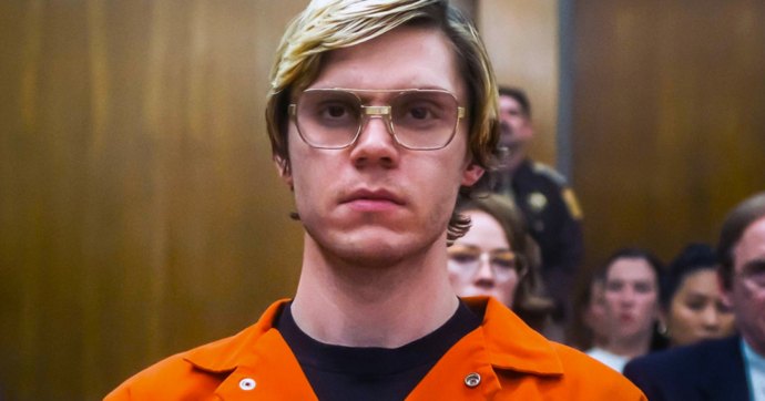 Evan Peters se mantuvo en personaje “durante meses” para preparar la serie de Jeffrey Dahmer