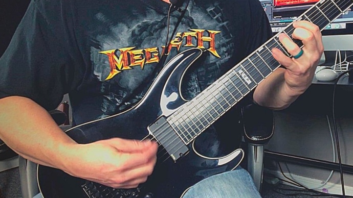 Estudio sugiere que solo tocas metal en la guitarra para impresionar a tus amigos hombres