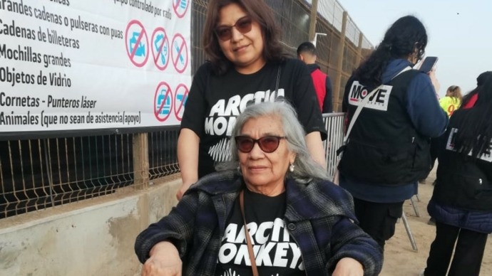 Abuelita en Perú se hace viral por ir a ver a los Arctic Monkeys