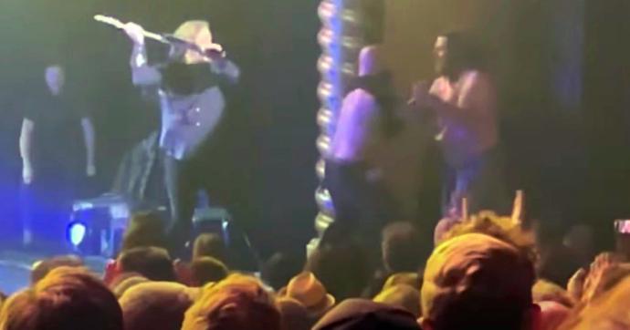 ¡Ouch! Guitarrista de Black Crowes golpea con su guitarra a un fan que irrumpió el escenario