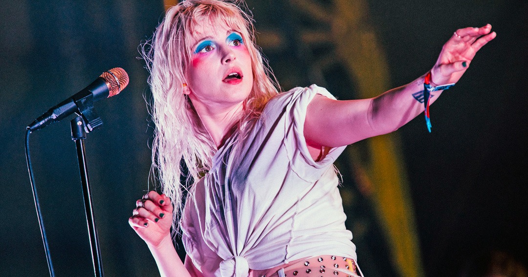 Hayley Williams detiene pelea entre la gente en pleno concierto de Paramore