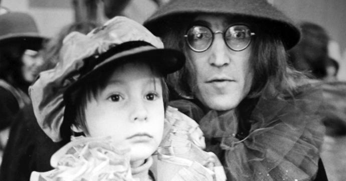Julian Lennon dice que “Hey Jude” le recuerda a su papá John abandonando a su familia