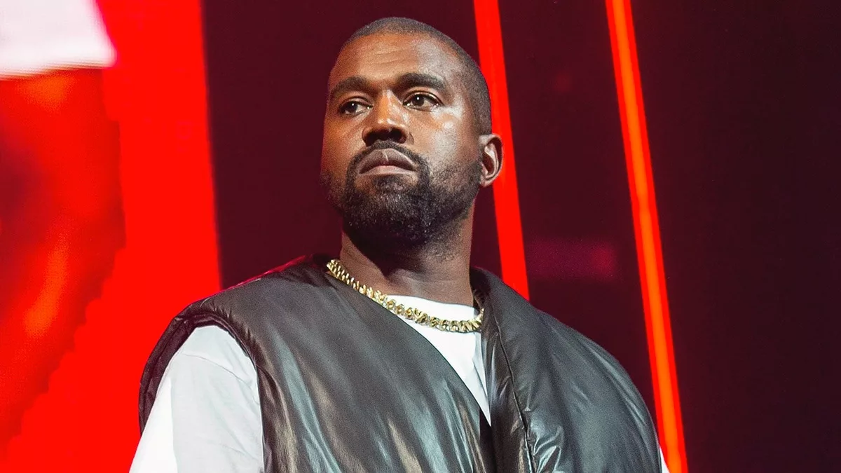 Kanye West abandona entrevista tras ser cuestionado por sus comentarios antisemitas