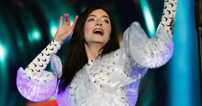 Lorde asegura que salir de gira “es una lucha demente entre salir tablas o endeudarte”
