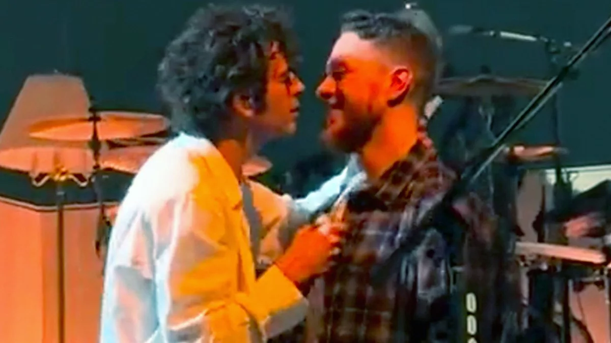 Matt Healy se agarró a besos con un chico durante un concierto de The 1975