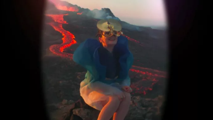 Björk estrena el espectacular video de “Sorrowful Soil” grabado en un volcán activo