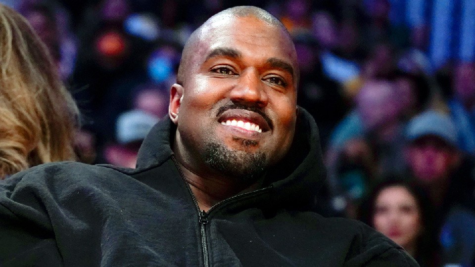 Kanye West enfurece y avienta el celular de una mujer que lo grababa