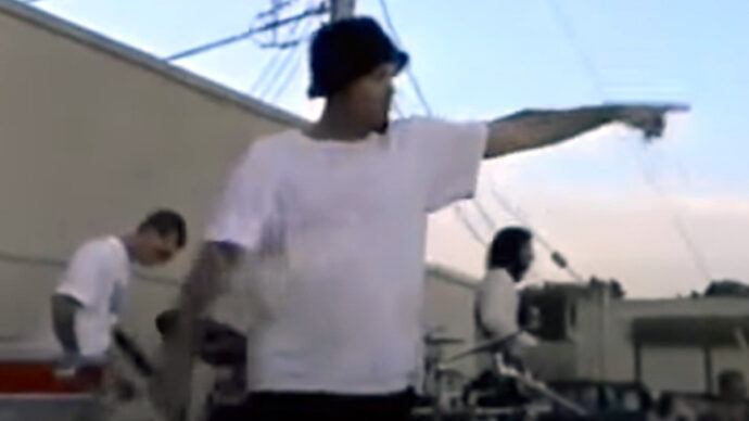 Surge video inédito de Limp Bizkit tocando en vivo en 1994 en un estacionamiento