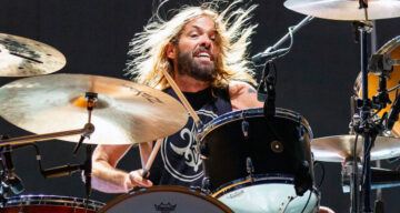 ¡De lagrima! 100 bateristas tocan “My Hero” a un año de la muerte de Taylor Hawkins