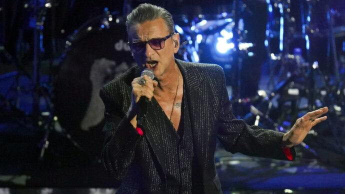 Mira a Depeche Mode tocar en vivo “Ghosts Again” y el clásico “Personal Jesus”
