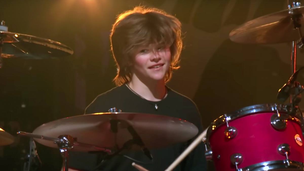 El hijo de Taylor Hawkins gana su primer premio como baterista por su interpretación de “My Hero”