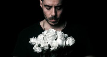 José Madero explica por qué rompió un ramo de flores en vivo: “A la gente le gusta”