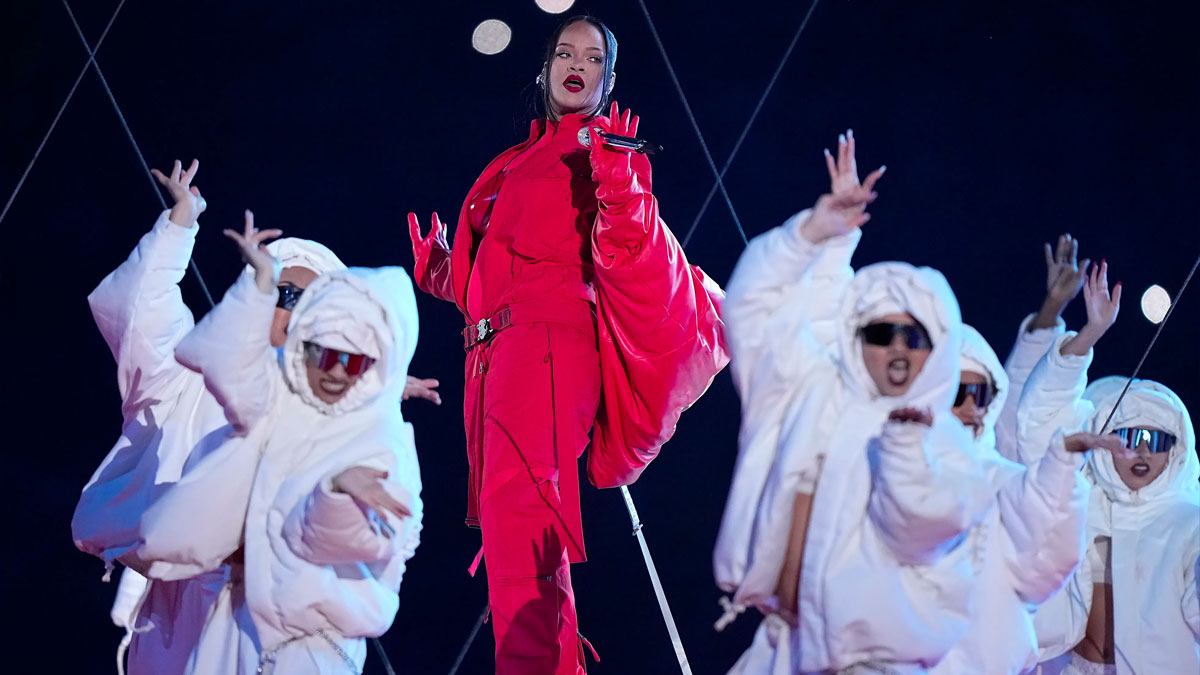 Video: Así fue el montaje del escenario de Rihanna del medio tiempo del Super Bowl