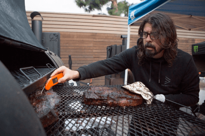 Dave Grohl ofrece segunda barbacoa para personas sin hogar en Los Angeles