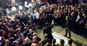 WTF: Fans juegan Twister en medio de un mosh pit en pleno concierto de metal