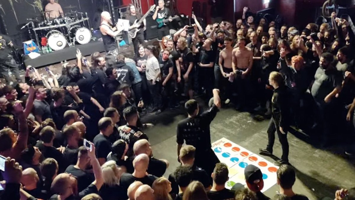 WTF: Fans juegan Twister en medio de un mosh pit en pleno concierto de metal