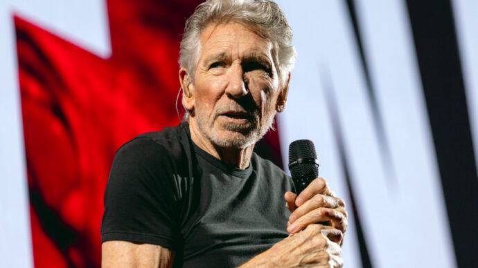 Manifestante irrumpe escenario de Roger Waters en pleno concierto en vivo: Video