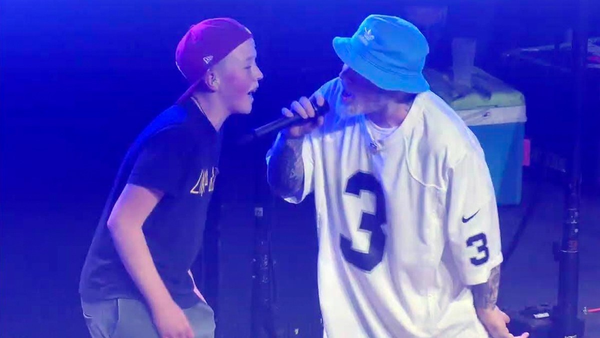 Limp Bizkit sube a un niño al escenario y canta “Livin’ It Up” con Fred Durst