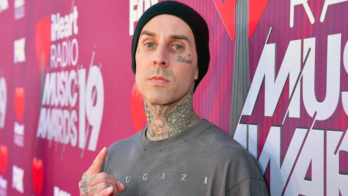 Travis Barker grabó nueva música de Blink-182 mientras tenía el dedo fracturado
