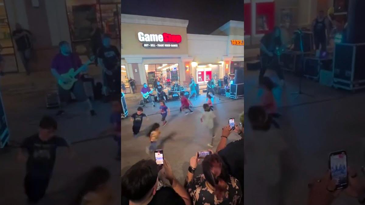 Niños crean circle pit afuera de un Game Stop en el lanzamiento de ‘Zelda: Tears of the Kingdom’