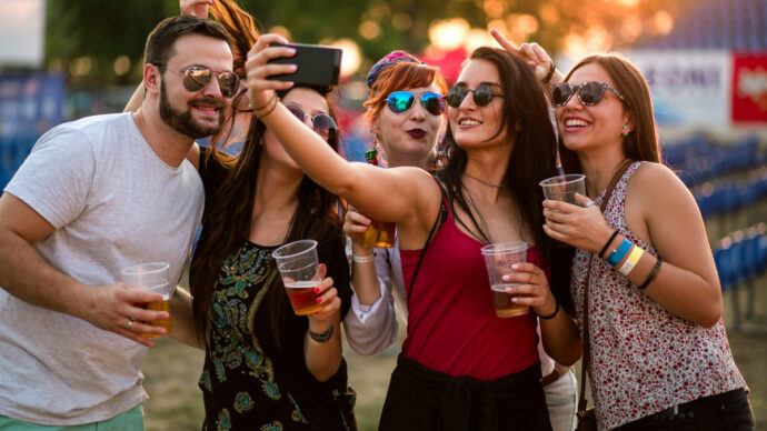 Estudio revela que la Gen Z está bebiendo menos alcohol en los conciertos