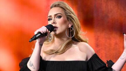 Ya se enojó: Adele amenaza a todo aquel que se atreva a lanzarle cosas al escenario