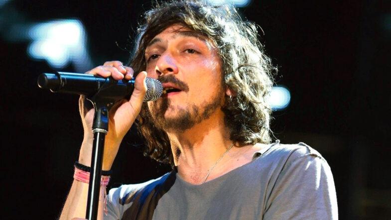 Descubren a León Larregui haciendo playback en un concierto: Video