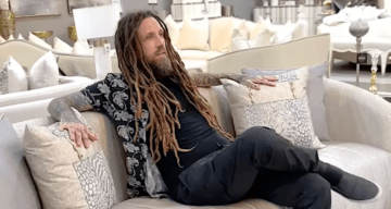 Ahora hace comerciales: Mira al guitarrista de Korn vendiendo muebles