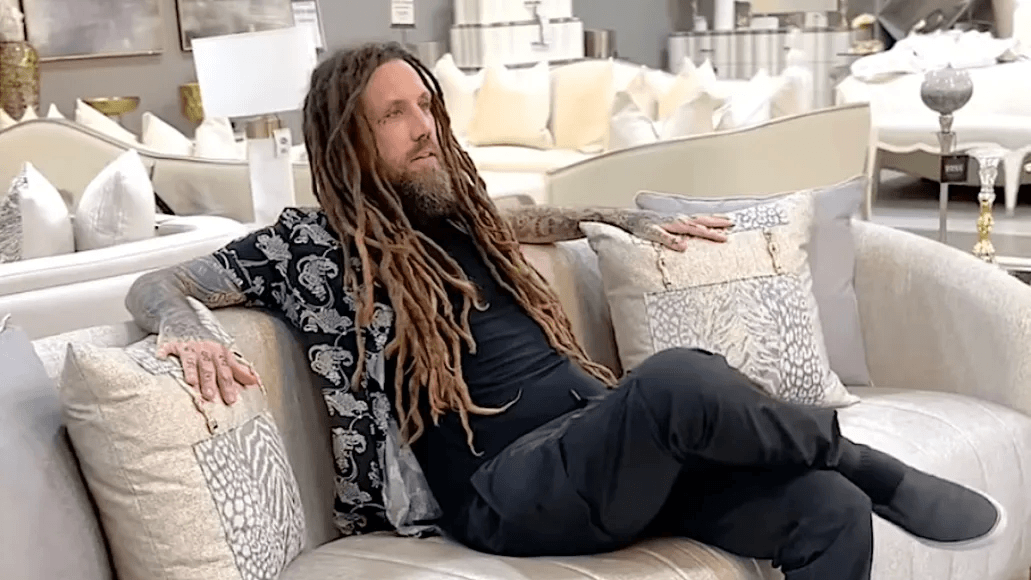 Ahora hace comerciales: Mira al guitarrista de Korn vendiendo muebles