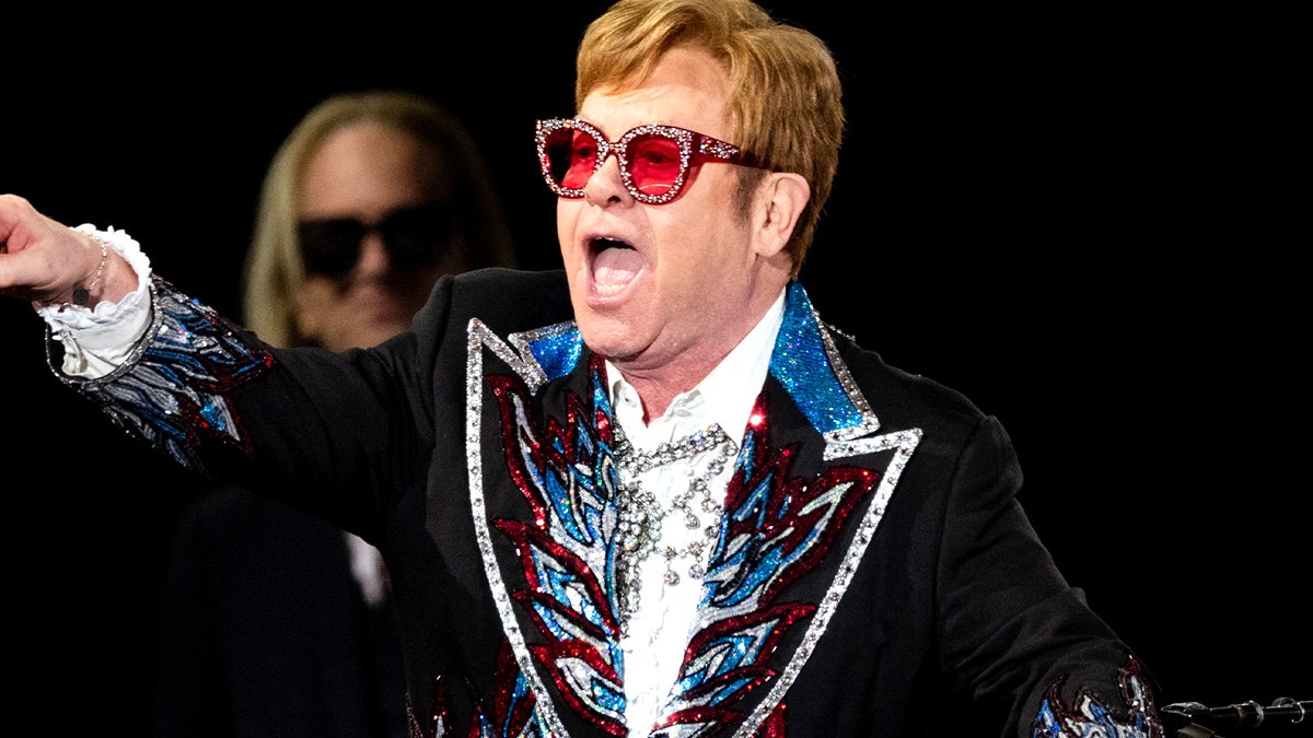 Elton John es hospitalizado de emergencia tras accidente en su propia casa