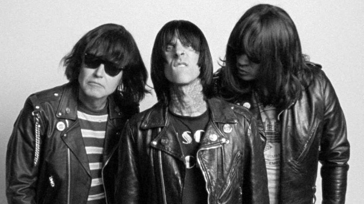 Blink-182 se convierten en los Ramones en la nueva canción “Dance With Me”