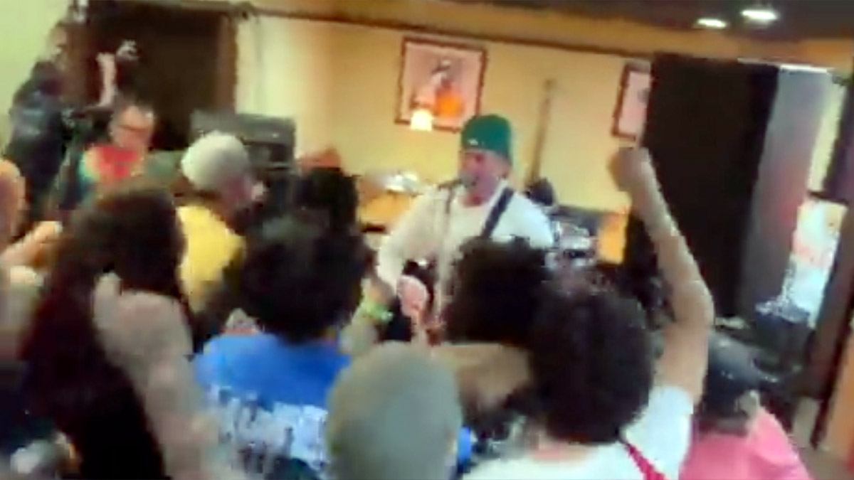 Blink-182 dio un concierto sorpresa en un restaurante Denny’s: Video