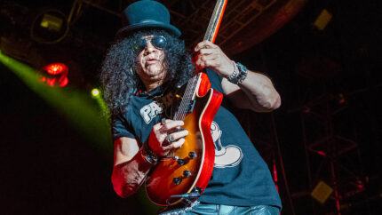 Slash apareció de sorpresa en un bar y tocó covers de Led Zeppelin, AC/DC y más