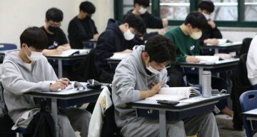 Estudiantes surcoreanos demandan a profesor por acabar examen 90 segundos antes