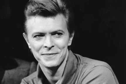 Nombran calle en París en honor a David Bowie