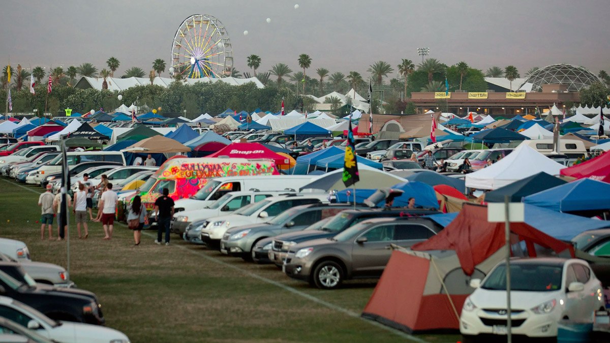 Coachella tendrá un nuevo requisito de estacionamiento (y es una excelente idea)