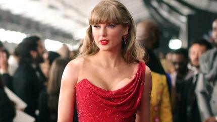 Taylor Swift da propina a meseros de la ceremonia de los Grammy: Video