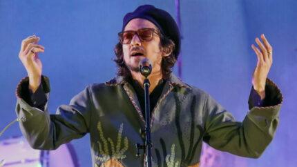 Historias cómicas de fans que se encontraron a León Larregui en lugares públicos